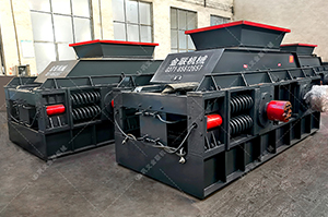 1200*1200雙齒輥破碎機，兩臺900*900軌道移動雙齒輥破碎機發往云南