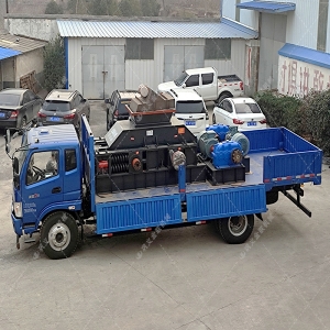 兩臺中小型直連對輥破碎機發往河南