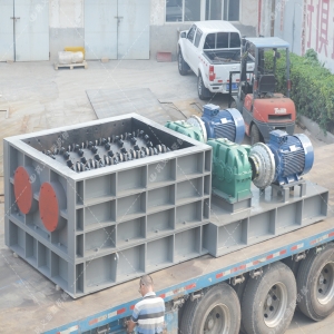 1208大型液壓對輥式制砂機發貨圖片