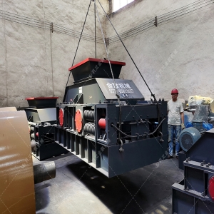 大型2PG1500x1000液壓對輥破碎機發往云南昆明