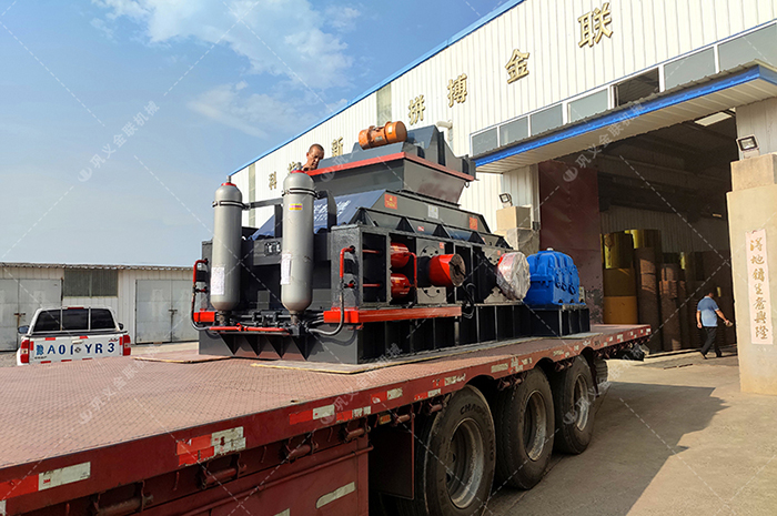 2PGY1000X700型全自動液壓對輥破碎機發往河北