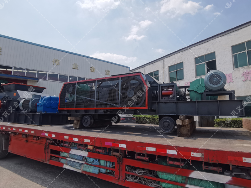 1200*1200雙齒輥破碎機，兩臺900*900軌道移動雙齒輥破碎機發(fā)往云南