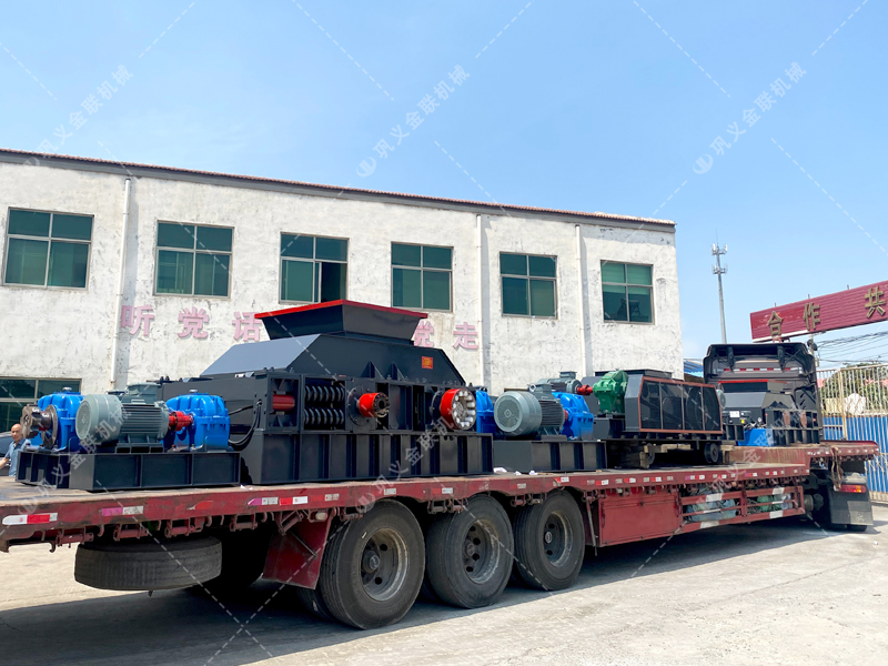 1200*1200雙齒輥破碎機，兩臺900*900軌道移動雙齒輥破碎機發(fā)往云南