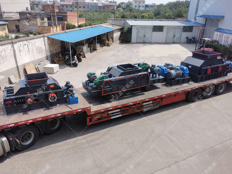 1200*1200雙齒輥破碎機，兩臺900*900軌道移動雙齒輥破碎機發(fā)往云南