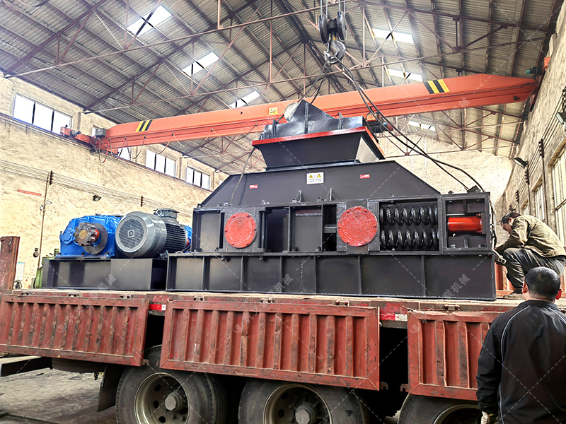 1200x800型半自動(dòng)液壓對輥制砂機(jī)設(shè)備發(fā)貨圖片