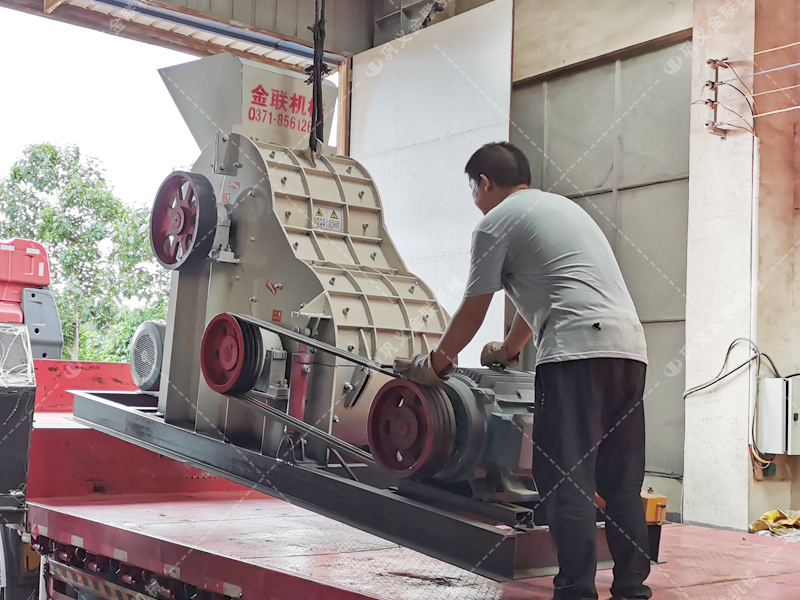 中型無篩底雙級粉碎機設備發(fā)貨圖片