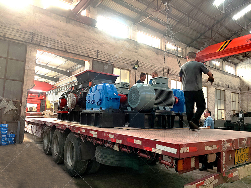 1208大型液壓對輥式制砂機發貨圖片