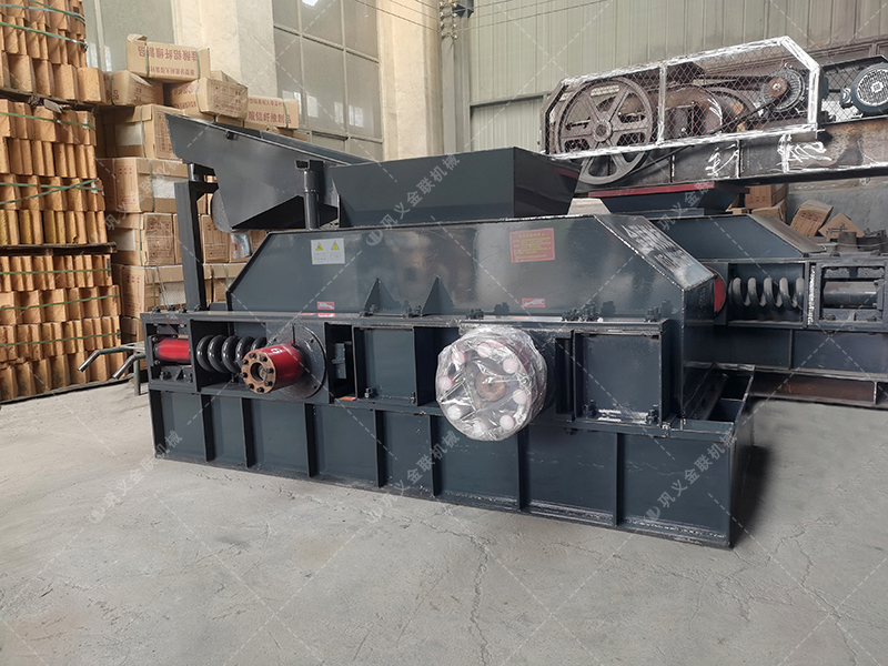 對輥式鵝卵石制砂機發往貴州貴陽