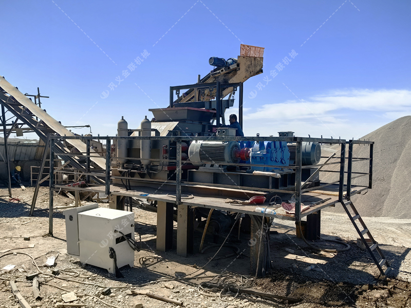 石英石制成石英砂，用液壓對輥制砂機更勝一籌！